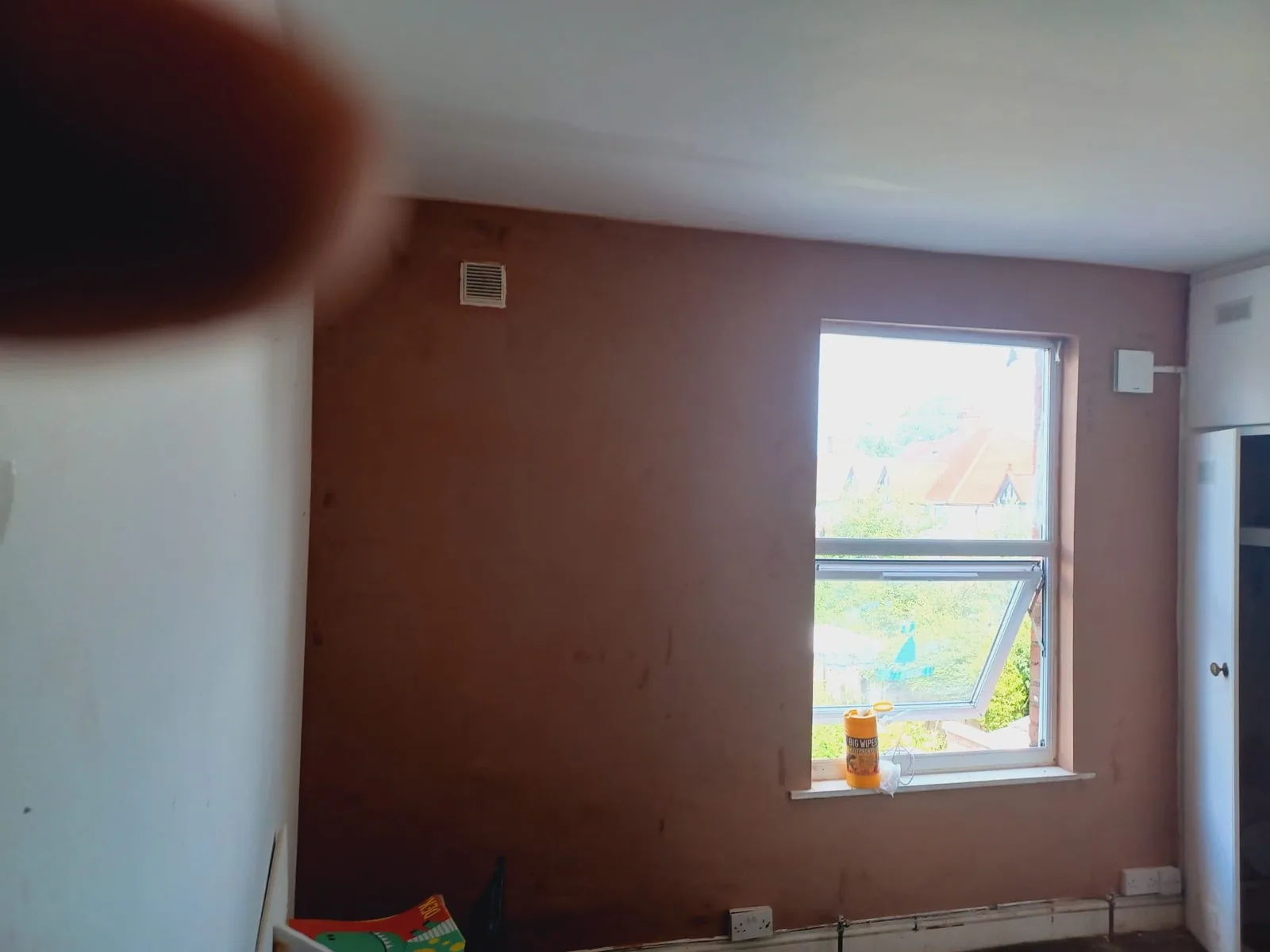 Plastered wall with a smooth decoration-ready finish