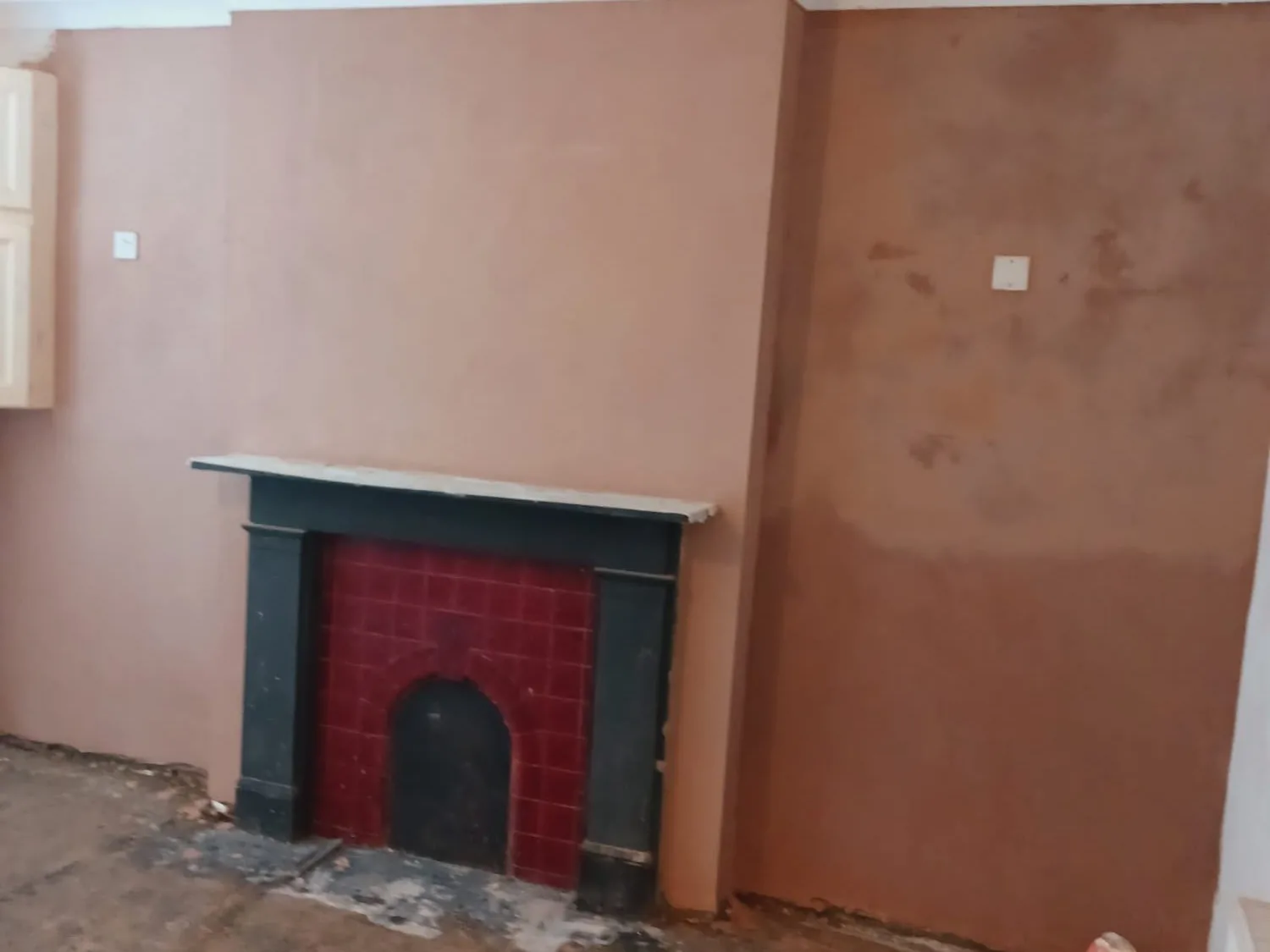 Plastered walls and reveals finished around a window